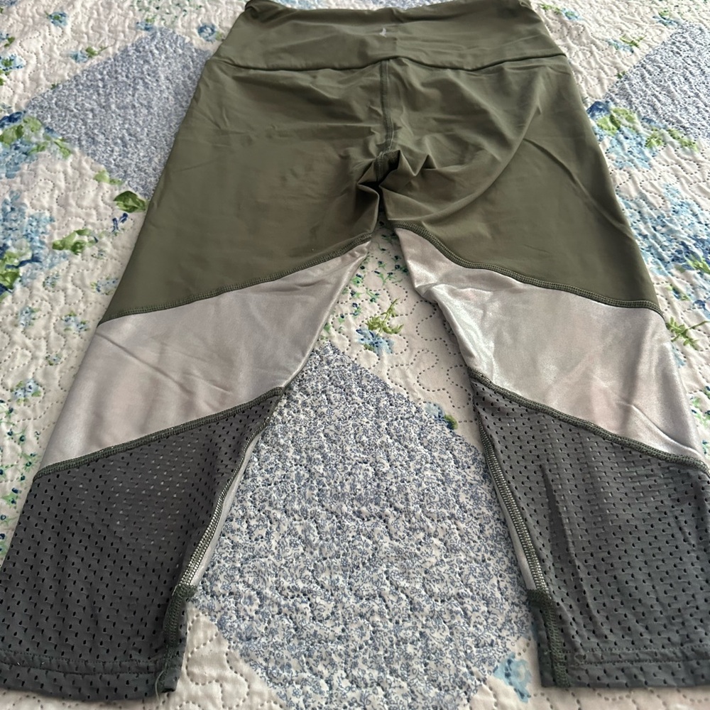 Barely worn Pheel Capri leggings